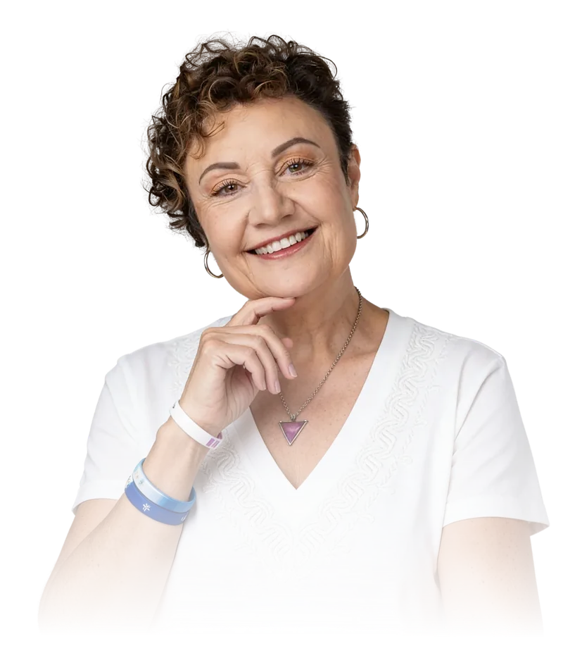 Mabel Katz, autora de Maluhia, vestida de blanco y sonriendo